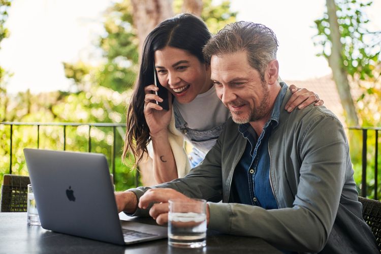 A couple working on their Digital Entrepreneurship